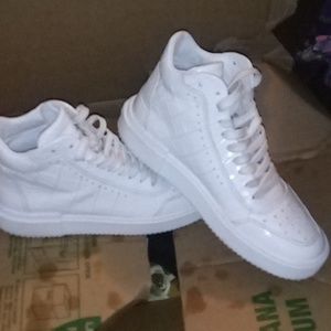 White tennis shoes  size 7